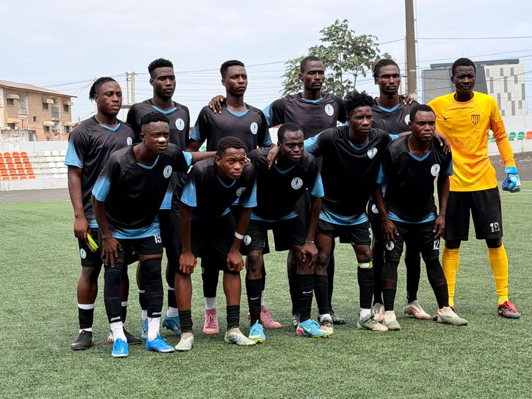 Les joueurs de MEA FC réunis en équipe